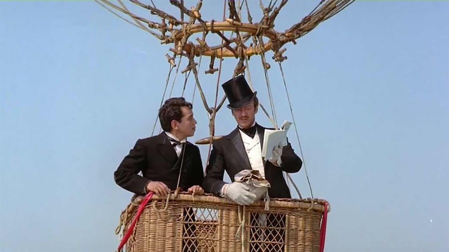 Photo of Cantinflas as Passepartout and David Niven as Phileas Fogg.