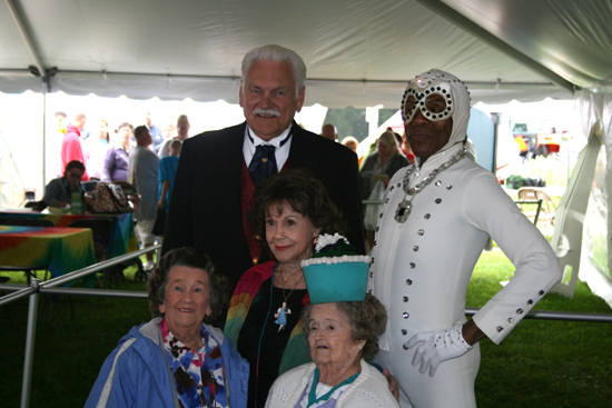 Perhaps my favorite photo of the weekend! Proving that this unique festival truly is "all things Oz," pictured here is Bob Baum, great-grandson of Oz creator L. Frank Baum, with a trio of ladies from the 1939 MGM classic film (left to right: Myrna Swenson, wife of Munchkin soldier Clarence Swenson, Caren Marsh-Doll, who was Judy Garland's stand-in for Dorothy, and Margaret Pellegrini, the flower-pot Munchkin herself), plus André De Shields, the original "Wiz" from the 1975 Broadway musical. It just doesn't get better than this. The book, the movie, and the musical, all in one shot!